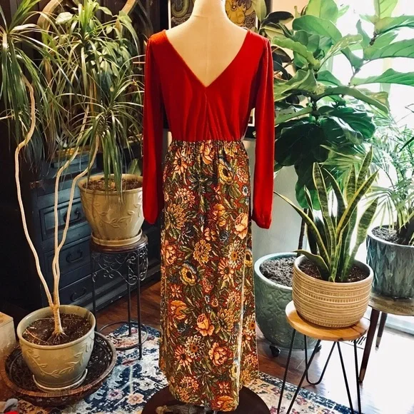 Authentic vintage 1970s maxi dress with rich floral tapestry-style skirt - Picture 4 of 8